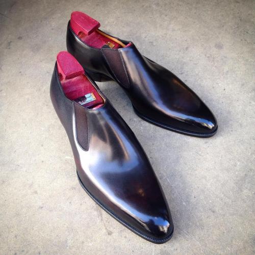 Demsey in Black calf on the Deco round toe